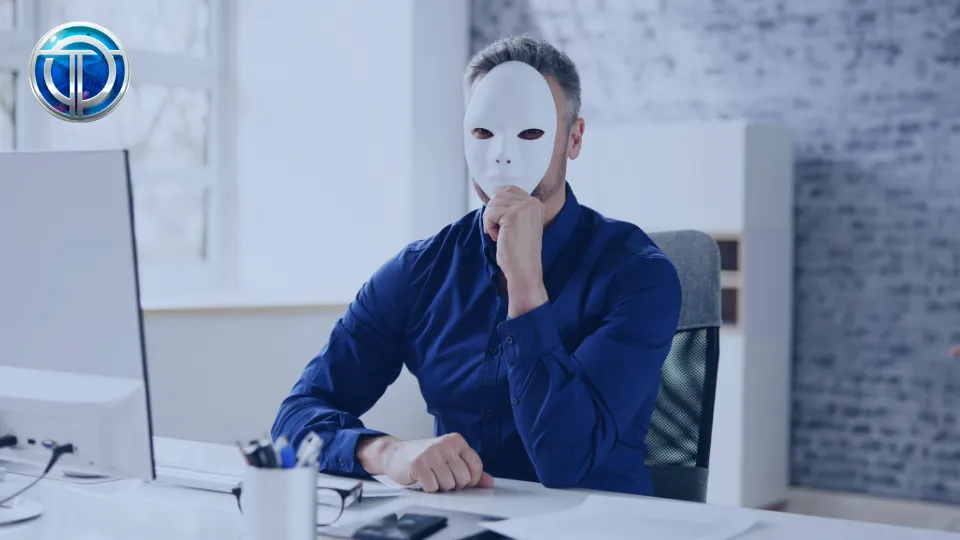 戴著白面具的男子坐在電腦前,暗示使用假資料的風險與匿名危機